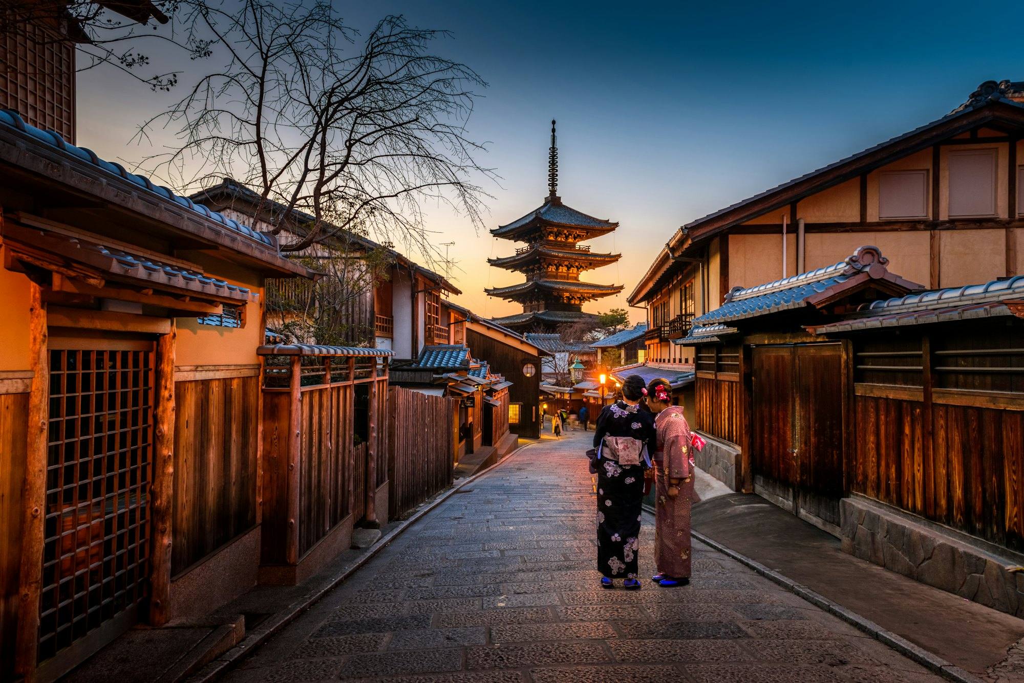 Kyoto'da akşamüstü, Yasaka pagodasına çıkan taş sokak